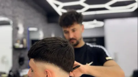 Herrenschnitt mit Übergang am Platz