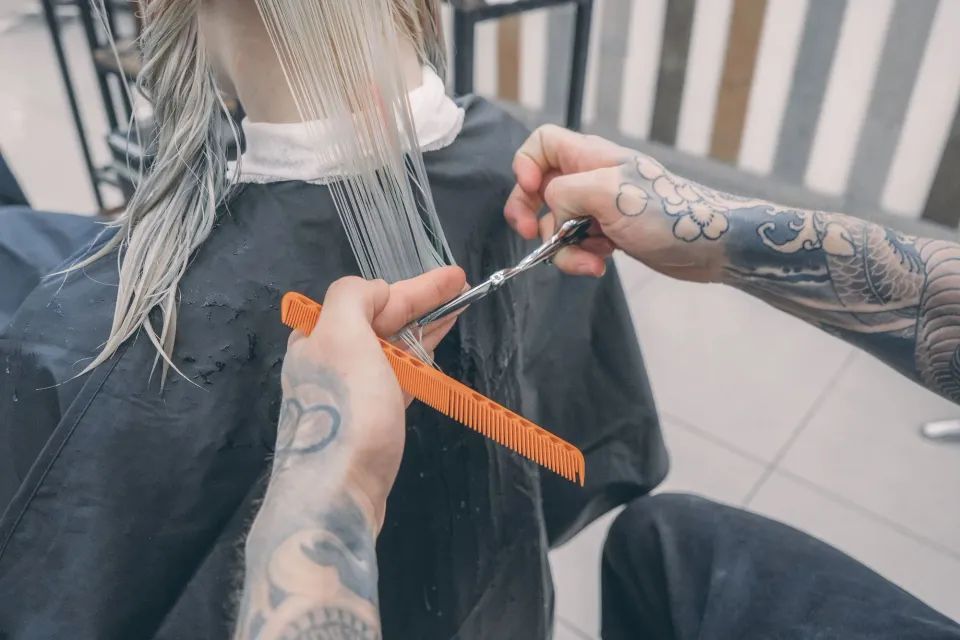 Haarschnitt mit Kamm und Schere